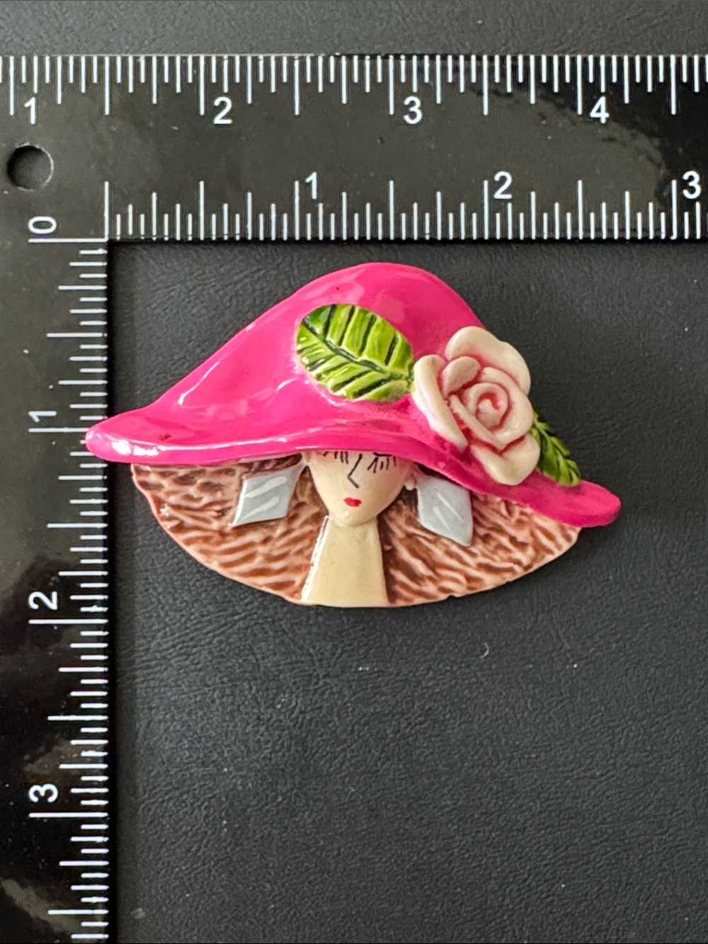 VTG Resin Lady Head Brooch - Glamorous Woman in Pink Sun Hat Pin - Picture 5 of 5